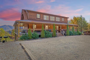 GSMNP entrance only 4 miles away Stunning panoramic views Dog-Friendly Seasonal Pool Access